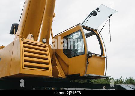 Gru da cantiere per il sollevamento di carichi pesanti. Le moderne tecnologie di trasporto mobile aiutano a costruire la casa. Azienda immobiliare professionale che lavora con Foto Stock