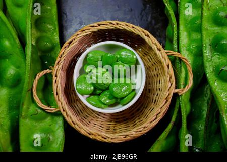 Parikia speciosa fresca con semi in cesto di vimini Foto Stock