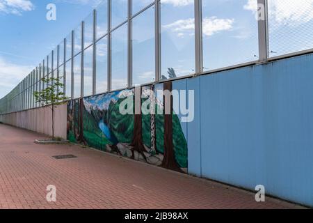 Barriera antirumore a Hombrucher Straße ad Essen-Frillendorf, lungo l'autostrada A40, lunga 250 metri, i residenti di una casa avevano un lago di montagna immagine pai Foto Stock