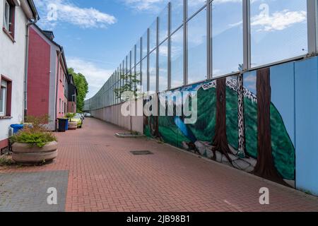 Barriera antirumore a Hombrucher Straße ad Essen-Frillendorf, lungo l'autostrada A40, lunga 250 metri, i residenti di una casa avevano un lago di montagna immagine pai Foto Stock