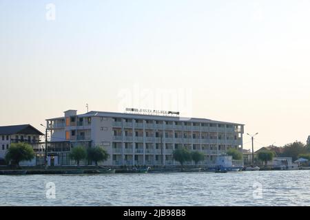 Settembre 13 2021 - Sulina in Romania: Edifici sulla riva del Danubio Foto Stock