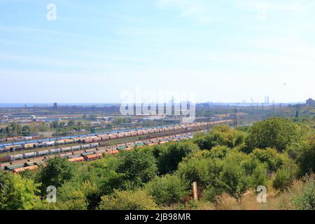 Settembre 15 2021 - Constanta in Romania: La banchina portuale industriale con gru a portale per carichi pesanti, la più grande sul Mar Nero e la più grande 18th in Foto Stock