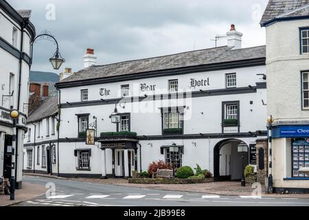 Brecon, maggio 15th 2022: L'hotel Bear nel centro di Crickhowell, nel Beacons di Brecon Foto Stock