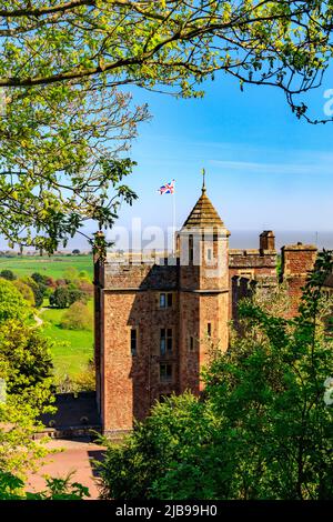 Castello di Dunster con il canale di Bristol Beyond, Somerset, Inghilterra, Regno Unito Foto Stock