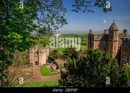 Castello di Dunster con il canale di Bristol e un treno a vapore West Somerset Railway oltre, Somerset, Inghilterra, Regno Unito Foto Stock