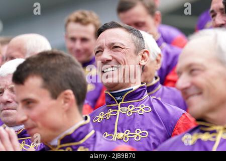 Jockey Frankie Dettori con altri jockey che hanno cavalcato cavalli per la Regina in passato il giorno del Derby durante il Cazoo Derby Festival 2022 a Epsom Racecourse, Surrey. Data foto: Sabato 4 giugno 2022. Foto Stock