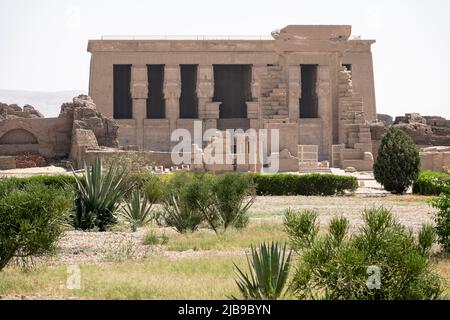 Vista del tempio di Hathor a Dendera, Valle del Nilo, Egitto, Nord Africa Foto Stock