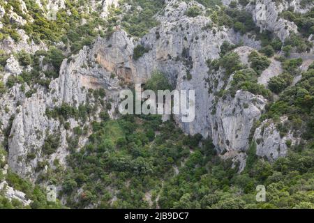 L'eremo di Saint-Antoine de Galamus troglodita fu tagliato fuori dalla roccia nel 7th secolo, sul lato della gola. Foto Stock