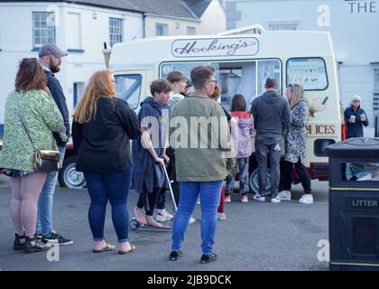 Persone che accodano per gelato da un tradizionale furgone gelato ad Appledore (Devon, UK) Foto Stock