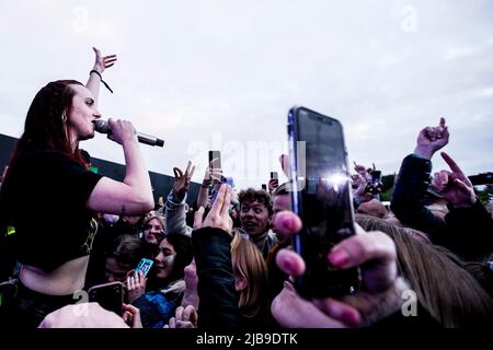 Aarhus, Danimarca. 03rd giugno 2022. Il cantante e cantautore danese MØ suona un concerto dal vivo durante il festival di musica danese Northside 2022 ad Aarhus. (Photo Credit: Gonzales Photo/Alamy Live News Foto Stock