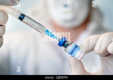 Primo piano della siringa e del flaconcino di iniezione influenza, malattia del vaccino preparare per gli studi clinici umani, adulti, donne incinte vaccinazione shot, medicina e d Foto Stock