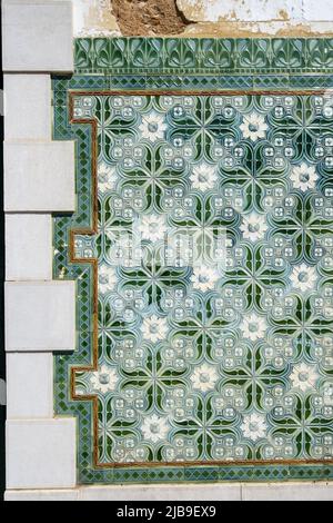 Pannello di azulejos in stile art nouveau nelle rovine della stazione ferroviaria disutilizzata di Lagos, Algarve, portogallo Foto Stock