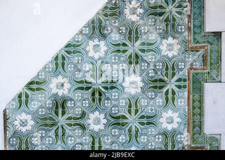 Pannello di azulejos in stile art nouveau nelle rovine della stazione ferroviaria disutilizzata di Lagos, Algarve, portogallo Foto Stock