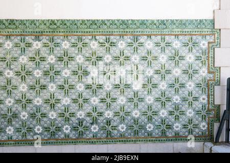 Pannello di azulejos in stile art nouveau nelle rovine della stazione ferroviaria disutilizzata di Lagos, Algarve, portogallo Foto Stock