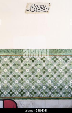 Pannello di azulejos in stile art nouveau nelle rovine della stazione ferroviaria disutilizzata di Lagos, Algarve, portogallo Foto Stock