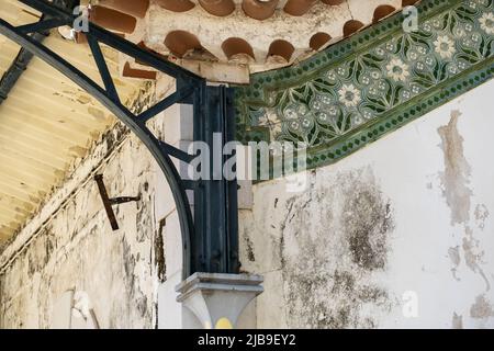 Azulejos in stile art nouveau nelle rovine della stazione ferroviaria disutilizzata di Lagos, Algarve, portogallo Foto Stock