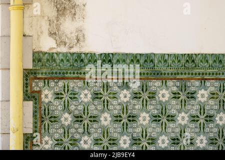 Pannello di azulejos in stile art nouveau nelle rovine della stazione ferroviaria disutilizzata di Lagos, Algarve, portogallo Foto Stock