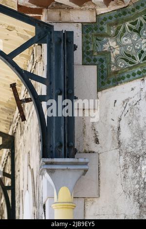 Azulejos in stile art nouveau nelle rovine della stazione ferroviaria disutilizzata di Lagos, Algarve, portogallo Foto Stock
