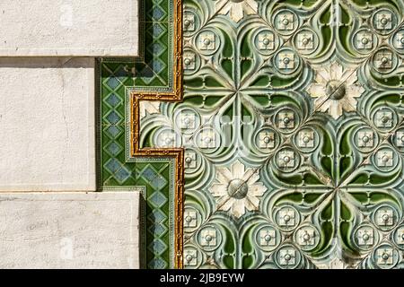 Pannello di azulejos in stile art nouveau nelle rovine della stazione ferroviaria disutilizzata di Lagos, Algarve, portogallo Foto Stock