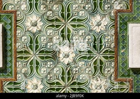 Pannello di azulejos in stile art nouveau nelle rovine della stazione ferroviaria disutilizzata di Lagos, Algarve, portogallo Foto Stock