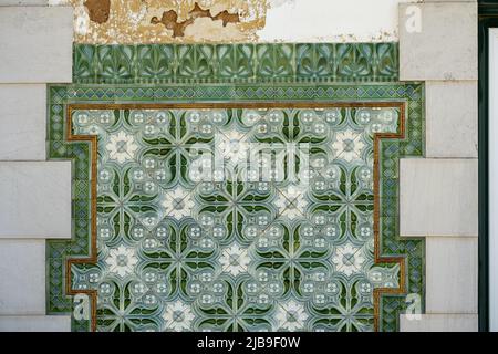 Pannello di azulejos in stile art nouveau nelle rovine della stazione ferroviaria disutilizzata di Lagos, Algarve, portogallo Foto Stock