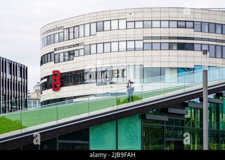 Vista del grande magazzino Breuninger, parte del Kö-Bogen i, progettato dall'architetto Daniel Libeskind. Düsseldorf, Renania settentrionale-Vestfalia, 23.5.22 Foto Stock