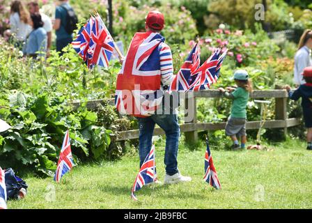 Brighton UK 4th Giugno 2022 - le famiglie godono il picnic del Giubileo del platino della regina nei giardini reali del padiglione di Brighton mentre i festeggiamenti continuano questo fine settimana in tutto il paese: Credit Simon Dack / Alamy Live News Foto Stock