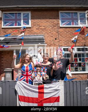 Steve Edge (a destra) con sua moglie Lyndsey Edge e due figli Jess Edge (a sinistra) e Lucy Edge (2nd a sinistra) a un Jubilee Street Party a Trafford, Manchester, il terzo giorno delle celebrazioni del Platinum Jubilee per la Regina Elisabetta II. Data foto: Sabato 4 giugno 2022. Foto Stock