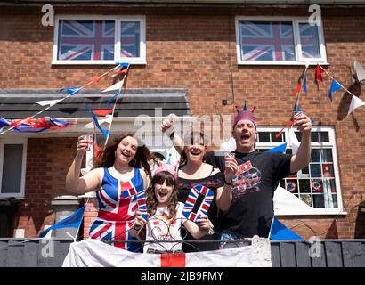 Steve Edge (a destra) con sua moglie Lyndsey Edge e due figli Jess Edge (a sinistra) e Lucy Edge (2nd a sinistra) a un Jubilee Street Party a Trafford, Manchester, il terzo giorno delle celebrazioni del Platinum Jubilee per la Regina Elisabetta II. Data foto: Sabato 4 giugno 2022. Foto Stock