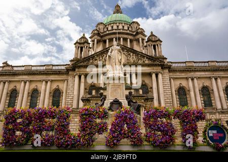 Belfast, Regno Unito - 21 maggio 2022: Dettaglio del municipio di Belfast con l'iscrizione Belfast in primo luogo Foto Stock