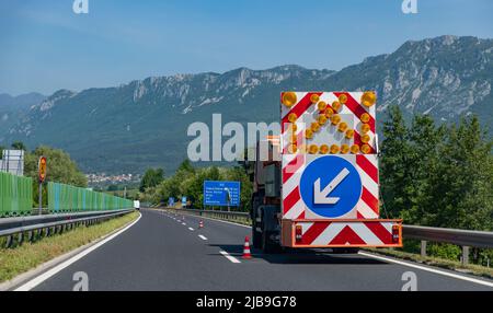 Un'immagine di una freccia che indica un'area di costruzione davanti a una strada statale slovena. Foto Stock