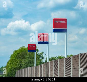Un'immagine dei segni di una stazione di benzina. Foto Stock