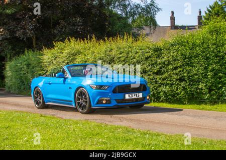 2018 blu Ford Mustang 4951 cc benzina 6 velocità manuale arrivo a Worden Park Motor Village per il Leyland Festival, Regno Unito Foto Stock