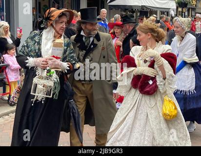 Persone vestite da personaggi letterari dickensiani partecipano alla sfilata al Platinum Jubilee Dickens Festival di Rochester, Kent, il terzo giorno delle celebrazioni del Platinum Jubilee per la Regina Elisabetta II Data foto: Sabato 4 giugno 2022. Foto Stock