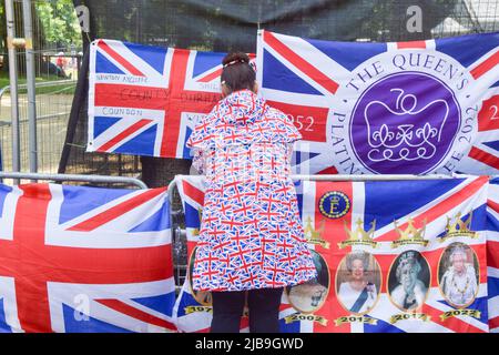 Londra, Regno Unito. 4th giugno 2022. I fan arrivano presto e allestiscono la propria area per le feste sul Mall il giorno 3 del Queen's Platinum Jubilee Weekend, che vedrà famosi artisti prendere il palco fuori Buckingham Palace, tra cui Queen, Diana Ross e Duran Duran, tra molti altri. Credit: Vuk Valcic/Alamy Live News Foto Stock