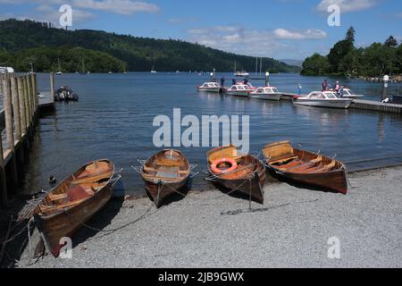 Bowness a Windermere, Regno Unito. 4th giugno 2022. Grandi folle di persone godono la Jubilee Bank Holiday Sabato a temperature calde a Bowness a Windermere nel Lake District Cumbria credito: MARTIN DALTON / Alamy Live News Foto Stock