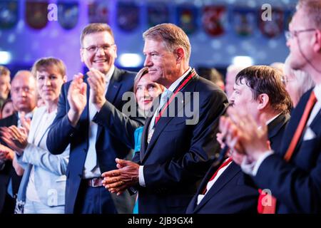 Hof, Germania. 04th giugno 2022. Klaus Werner Johannis, presidente della Romania (M), è tra Eva Döhla (SPD, l-r), sindaco della città di Hof, Steffen Hörtler, presidente dell'Associazione tedesca Sudeten della Baviera, e Bernd Posselt, portavoce del gruppo etnico tedesco Sudeten, Che lo applaude dopo aver ricevuto il Premio Carlo Magno europeo in occasione della Giornata tedesca Sudeta del 72nd. Credit: Matthias Balk/dpa/Alamy Live News Foto Stock