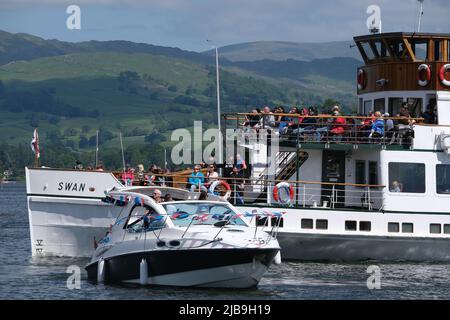 Bowness a Windermere, Regno Unito. 4th giugno 2022. Grandi folle di persone godono la Jubilee Bank Holiday Sabato a temperature calde a Bowness a Windermere nel Lake District Cumbria credito: MARTIN DALTON / Alamy Live News Foto Stock