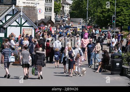 Bowness a Windermere, Regno Unito. 4th giugno 2022. Grandi folle di persone godono la Jubilee Bank Holiday Sabato a temperature calde a Bowness a Windermere nel Lake District Cumbria credito: MARTIN DALTON / Alamy Live News Foto Stock