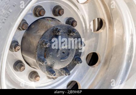 immagine di dettaglio di una ruota in alluminio per autocarro Foto Stock