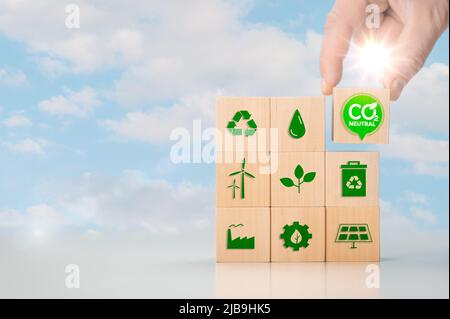 Concetto di zero netto e neutro di carbonio. Mettere i cubetti di legno con l'icona verde netto zero. CO2 emissioni nette zero - concetto di neutralità del carbonio. Energia rinnovabile, co Foto Stock