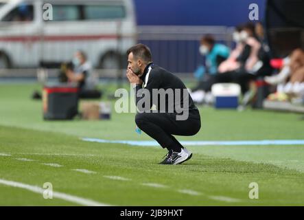 Dalian, Cina. 4th giugno 2022. Ivan Leko, allenatore capo del porto di Shanghai, reagisce durante una partita della Super League (CSL) della Chinese Football Association 2022 tra il porto di Shanghai e Wuhan Changjiang a Dalian, Cina nord-orientale, 4 giugno 2022. Credit: Pan Yulong/Xinhua/Alamy Live News Foto Stock