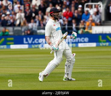 Londra, Regno Unito. 01st Feb 2018. :Daryl Mitchell della Nuova Zelanda celebra il suo secolo durante IL TEST ASSICURATIVO SERIE 1st Test, Day 3, (Day 3 of 5) tra l'Inghilterra contro la Nuova Zelanda a Lord's Cricket Ground, Londra il 04th giugno 2022. Credit: Action Foto Sport/Alamy Live News Foto Stock