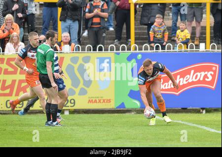 Castleford, Inghilterra - 4 luglio 2022 - Greg Eden of Castleford Tigers fa una prova durante il Rugby League Betfred Challenge Super League Castleford Tigers vs Warriors Wigan al Mend-A-Hose Stadium di Castleford, Regno Unito Dean Williams Foto Stock