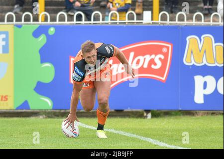 Castleford, Inghilterra - 4 luglio 2022 - Greg Eden of Castleford Tigers fa una prova durante il Rugby League Betfred Challenge Super League Castleford Tigers vs Warriors Wigan al Mend-A-Hose Stadium di Castleford, Regno Unito Dean Williams Foto Stock