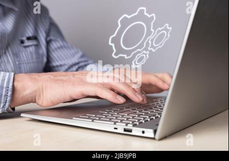 Man installazione, configurazione delle impostazioni di sistema sul laptop. Riparazione del computer, concetto di supporto tecnico. Professione di amministratore di sistema o di amministratore IT. Foto di alta qualità Foto Stock