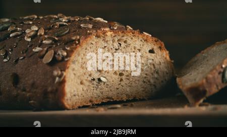 Primo piano di pane fatto in casa intero grano briciole con semi. Messa a fuoco selettiva. Foto Stock