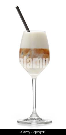 bicchiere di caffè freddo latte cocktail isolato su sfondo bianco Foto Stock