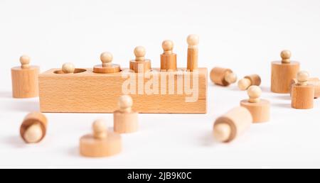 Bloccare con cilindri montessori non correttamente posizionati. Errore nell'assieme del puzzle. Disordine, concetto di confusione. Gioco per bambini per lo sviluppo di coordinazione e concentrazione della mano dell'occhio. Foto Foto Stock