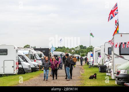 Stratford-upon-Avon, Warwickshire, Regno Unito. 4th giugno 2022. L'ippodromo di Stratford-upon-Avon si tiene quest'anno all'International Campervan Show. Lo spettacolo è rivolto al tipo di persona all'aperto con camper, camper, camper, accessori e parti in vendita. Molte centinaia di persone si accampano allo spettacolo per il fine settimana con un sacco di proprietari diversi club a cui partecipare. Lo spettacolo termina la domenica. Credit: AG News/Alamy Live News Foto Stock